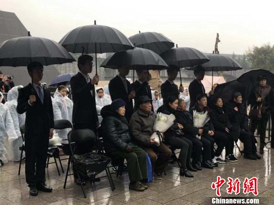 10日晨，南京大屠殺死難者家庭祭告活動在侵華日軍南京大屠殺遇難同胞紀念館舉行。　朱曉穎 攝