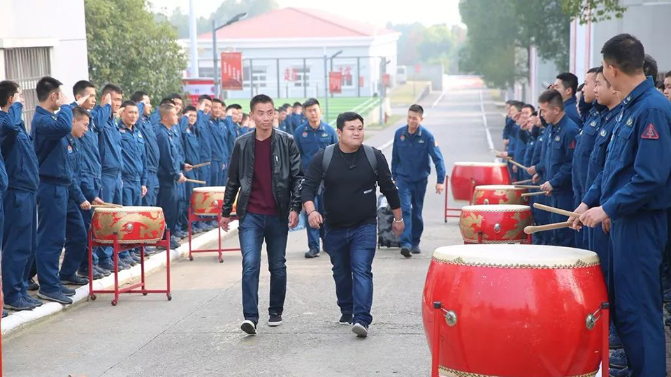 退役戰(zhàn)友：今天，一座城為你們送行