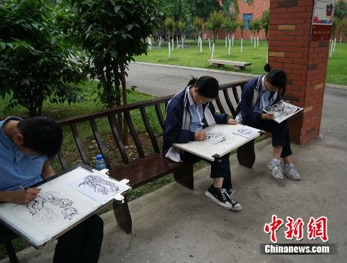 學(xué)生們在什邡市七一中學(xué)校園內(nèi)。中新網(wǎng)記者 宋宇晟 攝