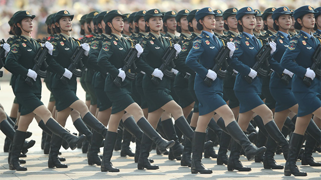 閱兵｜女兵方隊(duì)：全新編成 首次掛槍