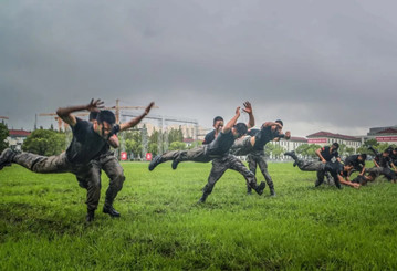 張張是大片！這場雨中練兵太酷了！