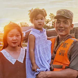 抗洪大堤上特殊的生日，軍嫂軍娃與兵哥哥同在！
