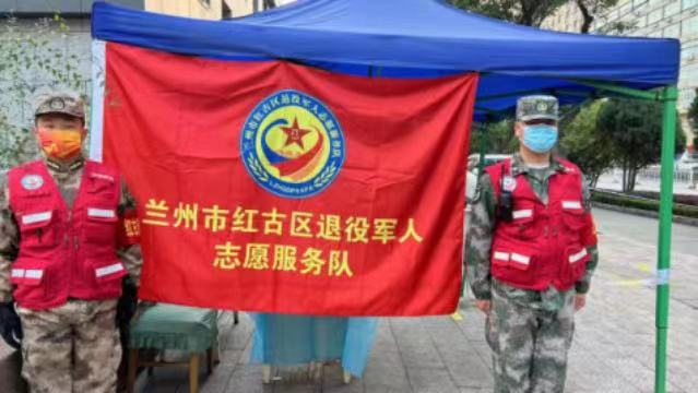 轉(zhuǎn)換戰(zhàn)場(chǎng)投入新戰(zhàn)“疫”，脫下軍裝還是“排頭兵”！