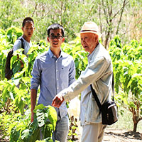 88歲深入天山采集，90歲堅(jiān)持在研究一線，他是“高擎火把的引路人”
