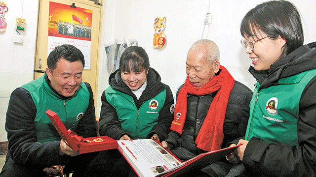 九零后祝?！熬帕愫蟆?，青年志愿者給老兵拜年