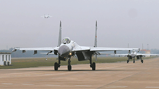 鏖戰(zhàn)云端！海軍航空兵某旅空中對抗訓(xùn)練拉開戰(zhàn)幕