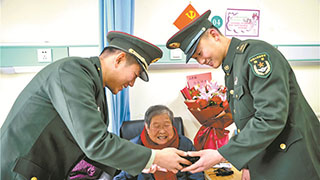 陸軍第71集團軍某旅官兵給“七一勛章”獲得者馬毛姐拜年