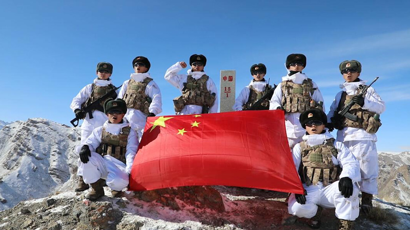 新春走軍營丨中吉15號界碑前，新兵接過鋼槍！