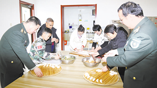 維和烈士家人到軍營“團圓”