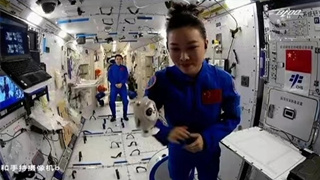 冰墩墩上太空了！王亞平和冰墩墩在中國(guó)空間站同框