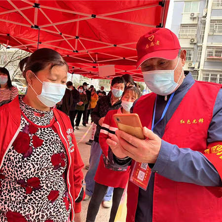 “橄欖綠”化身“志愿紅”！疫情當前，他們堅守抗疫一線