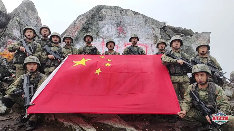 迎國(guó)慶，守平安！邊防官兵在巡邏戰(zhàn)位為祖國(guó)慶生