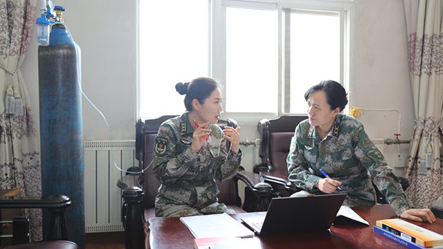 陸軍工程大學(xué)“星火”理論宣講服務(wù)政治教員群體成員黃貽蘇（左）、鮑永娟在海拔4000余米的高原邊防部隊(duì)宣講時(shí)吸氧備課