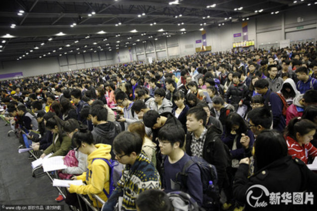2014年01月25日，香港，在亞洲國際博覽館考場，近萬名考生參加了有“美國高考”之稱的SAT考試。  