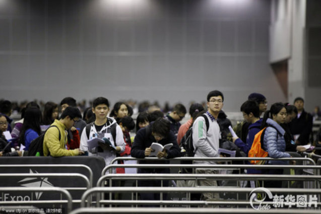 2014年01月25日，香港，在亞洲國際博覽館考場，近萬名考生參加了有“美國高考”之稱的SAT考試。  