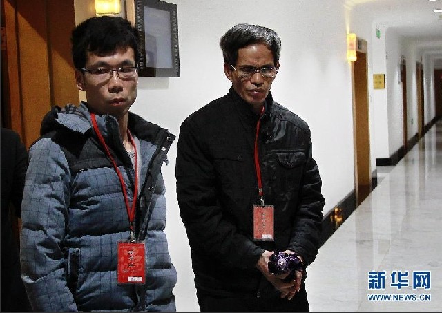2月18日,被告人林森浩的父親林尊耀(右)在宣判結(jié)束后離開(kāi)法院。 2月18日,被告人林森浩的父親林尊耀(右)在宣判結(jié)束后離開(kāi)法院。