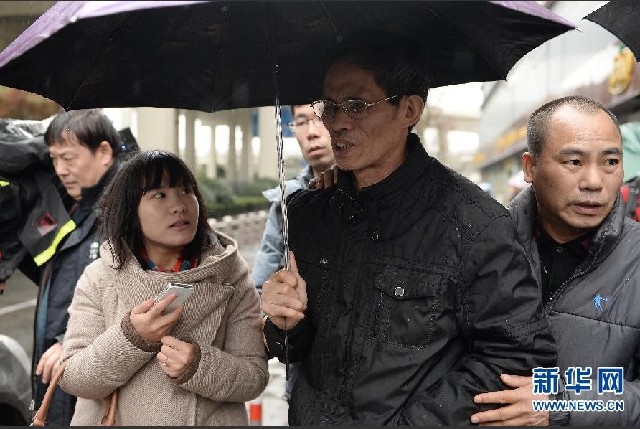 2月18日，被告人林森浩父親（右二）宣判后走出法院。