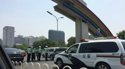 目前被撞傷的交警正在搶救中。
