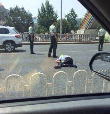 交警被撞出大概10米左右，趴在地上一動不動。