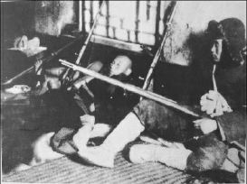     在艱苦的條件下，東北義勇軍戰(zhàn)士槍不離身，隨時準備與日本侵略者戰(zhàn)斗。