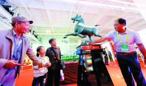 圖：在武威展廳內(nèi)，市民詳細(xì)了解銅奔馬的歷史。本報(bào)首席記者 裴強(qiáng) 攝