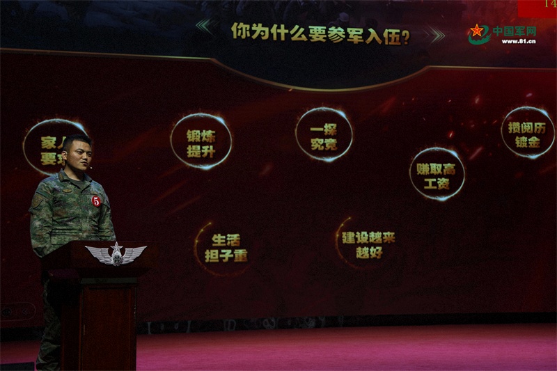 政治教員曾建偉授課。王山山 攝