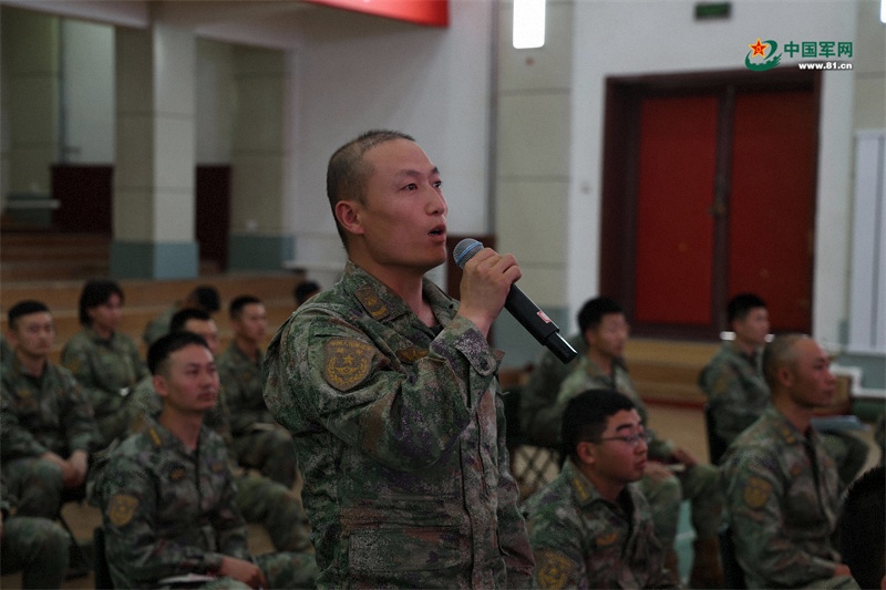軍士趙國明回答問題。王山山 攝