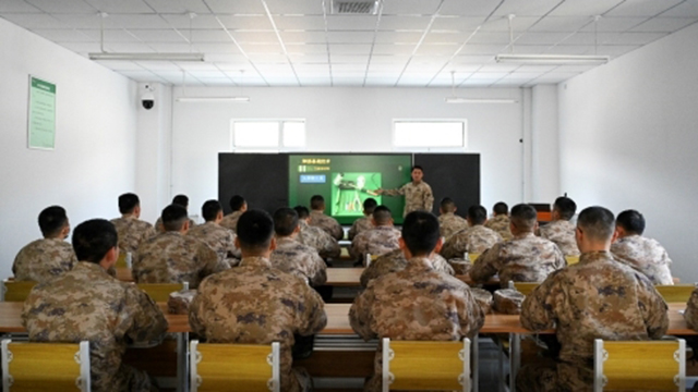 第81集團(tuán)軍某旅組織通信裝備修理專(zhuān)業(yè)集約化訓(xùn)練
