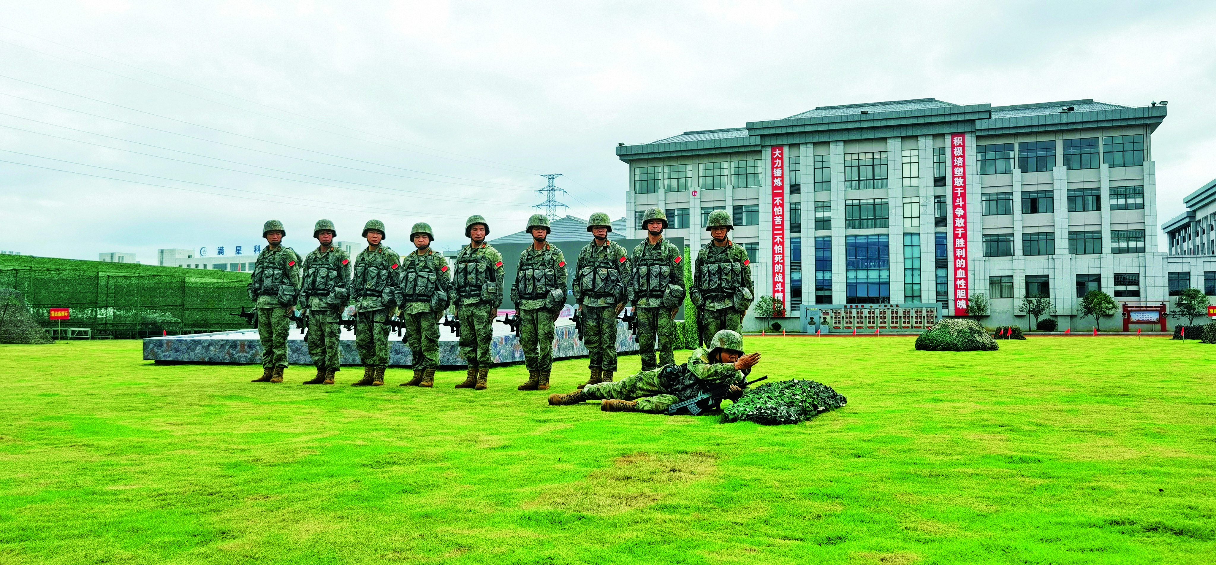 江西省贛州軍分區(qū)組織民兵單兵戰(zhàn)術(shù)基礎(chǔ)科目教學(xué)，劉德超攝
