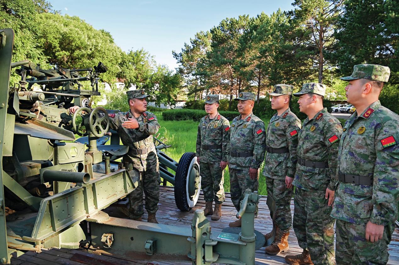 民兵教練員通過介紹武器裝備向民兵講解軍史。陳浩攝