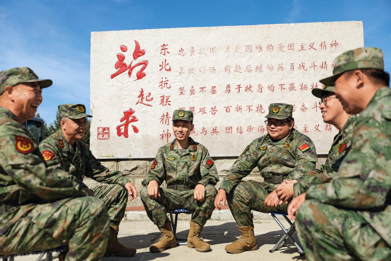 碾子山區(qū)人武部在民兵訓(xùn)練期間開展民兵政治教育活動。張豐山攝